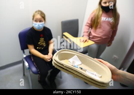 I bambini attendono per l shot di vaccino Pfizer/BioNTech Covid-19 presso l'Ospedale Stefan Zeromski di Cracovia, in Polonia, il 16 dicembre 2021. A partire da giovedì, il vaccino sarà fornito ai bambini dai 5 ai 11 anni in Polonia in due dosi appropriate per l'età, somministrate a distanza di 21 giorni. (Foto di Beata Zawrzel/NurPhoto) Foto Stock