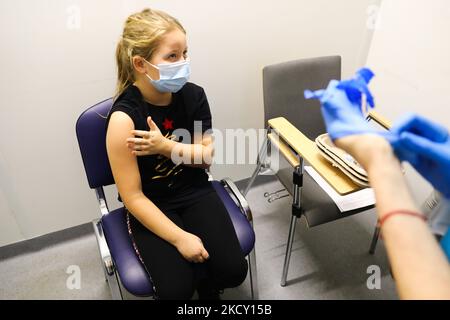 Una giovane ragazza attende un vaccino Pfizer/Biotech Covid-19 presso l'Ospedale Stefan Zeromski di Cracovia, in Polonia, il 16 dicembre 2021. A partire da giovedì, il vaccino sarà fornito ai bambini dai 5 ai 11 anni in Polonia in due dosi appropriate per l'età, somministrate a distanza di 21 giorni. (Foto di Beata Zawrzel/NurPhoto) Foto Stock