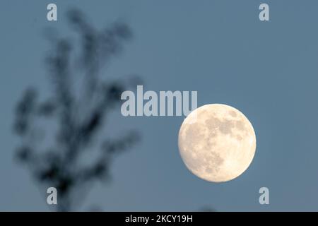 Il cielo si prepara alla luna piena il 19 dicembre, la luna piena del freddo. Il gibbo che sorge sui cieli di Rieti, il 17 dicembre 2021. (Foto di Riccardo Fabi/NurPhoto) Foto Stock