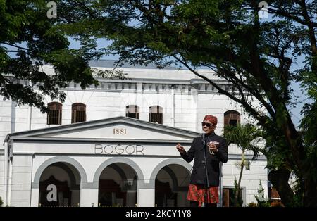 Il governatore della Giava Occidentale, Ridwan Kamil, consegna un discorso durante la cerimonia di inaugurazione della Bogor City Square a Bogor, Giava Occidentale, Indonesia, il 17 dicembre 2021. La piazza Bogor City è integrata con una storica stazione ferroviaria che è in giro dal 1881. (Foto di Adriana Adie/NurPhoto) Foto Stock
