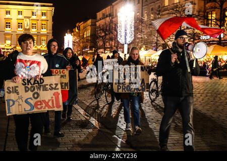 La gente partecipa alla protesta 'Citizens for Free Media' nella piazza principale di Cracovia, Polonia, il 17 dicembre 2021. I manifestanti si sono riuniti dopo che il parlamento polacco, controllato dal partito Law and Justice (PIS), ha votato inaspettatamente a favore di una controversa legge di riforma dei media rivolta ai canali del gruppo TVN di proprietà di Discovery. Il progetto di legge va ora al Presidente Andrzej Duda per essere firmato in legge. (Foto di Beata Zawrzel/NurPhoto) Foto Stock