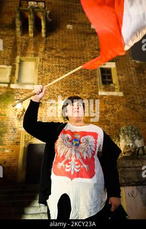 La gente partecipa alla protesta 'Citizens for Free Media' nella piazza principale di Cracovia, Polonia, il 17 dicembre 2021. I manifestanti si sono riuniti dopo che il parlamento polacco, controllato dal partito Law and Justice (PIS), ha votato inaspettatamente a favore di una controversa legge di riforma dei media rivolta ai canali del gruppo TVN di proprietà di Discovery. Il progetto di legge va ora al Presidente Andrzej Duda per essere firmato in legge. (Foto di Beata Zawrzel/NurPhoto) Foto Stock