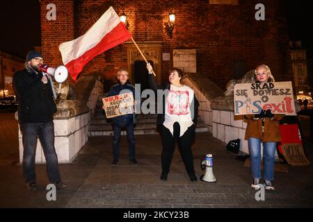 La gente partecipa alla protesta 'Citizens for Free Media' nella piazza principale di Cracovia, Polonia, il 17 dicembre 2021. I manifestanti si sono riuniti dopo che il parlamento polacco, controllato dal partito Law and Justice (PIS), ha votato inaspettatamente a favore di una controversa legge di riforma dei media rivolta ai canali del gruppo TVN di proprietà di Discovery. Il progetto di legge va ora al Presidente Andrzej Duda per essere firmato in legge. (Foto di Beata Zawrzel/NurPhoto) Foto Stock