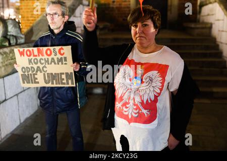 La gente partecipa alla protesta 'Citizens for Free Media' nella piazza principale di Cracovia, Polonia, il 17 dicembre 2021. I manifestanti si sono riuniti dopo che il parlamento polacco, controllato dal partito Law and Justice (PIS), ha votato inaspettatamente a favore di una controversa legge di riforma dei media rivolta ai canali del gruppo TVN di proprietà di Discovery. Il progetto di legge va ora al Presidente Andrzej Duda per essere firmato in legge. (Foto di Beata Zawrzel/NurPhoto) Foto Stock