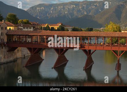 Vista sul fiume Brenta in legno del Ponte Vecchio a Bassano del Grappa. Venerdì 15 ottobre 2021 a Bassano del Grappa, Veneto. (Foto di Artur Widak/NurPhoto) Foto Stock