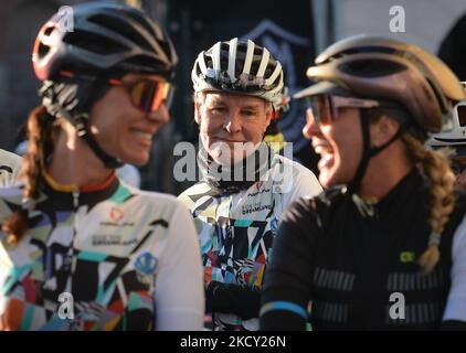 Guy Fransen (Center), giornalista e editore belga visto all'inizio del terzo gruppo di ciclisti, Che si è Unito a Fabian Cancellara, ex ciclista stradale svizzera (e quattro volte campione del mondo UCI Road Race nella prova a tempo maschile), a cavalcare con i campioni - Granfondo VENEtoGO, partendo da Piazza Pierobon, Cittadella. Sabato 16 ottobre 2021, a Cittadella, Veneto, Italia. (Foto di Artur Widak/NurPhoto) Foto Stock