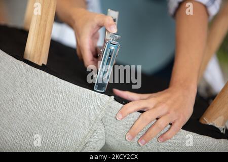 immagine ravvicinata di un falegname professionale che utilizza la pistola per graffette Foto Stock