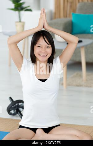 giovane donna sportiva yoga attraente a casa Foto Stock