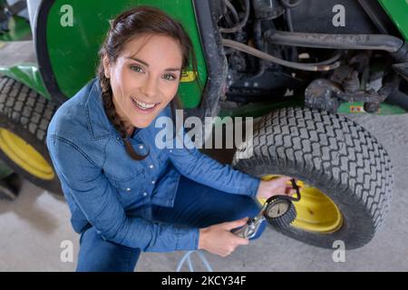 controllo degli pneumatici del trattore Foto Stock