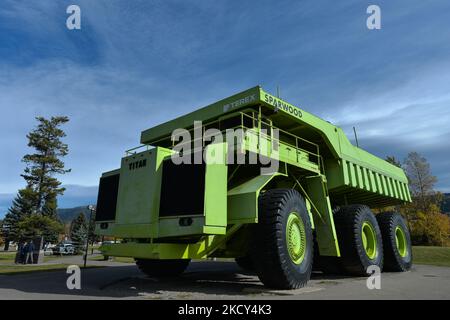 Terex Titan, un tempo il più grande camion del mondo, lungo la Crowsnest Highway di Sparwood. Sabato 02 ottobre 2021, a Sparwood, British Columbia, Canada. (Foto di Artur Widak/NurPhoto) Foto Stock