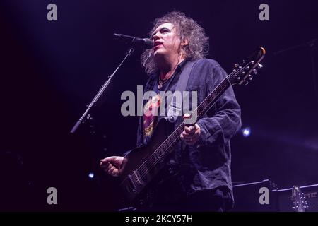 Milano, Italia. 04th Nov 2022. Robert Smith della band rock inglese The Cure suona dal vivo sul palco al Mediolanum Forum di Milano. Credit: SOPA Images Limited/Alamy Live News Foto Stock