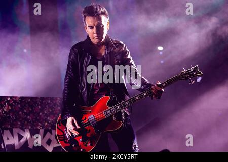 Milano, Italia. 04th Nov 2022. Simon Gallup della rock band inglese The Cure suona dal vivo sul palco al Mediolanum Forum di Milano. Credit: SOPA Images Limited/Alamy Live News Foto Stock