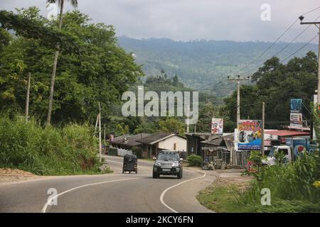 Strada che taglia attraverso il piccolo villaggio di Gambola alto nelle montagne vicino alla città Nuwara Eliya, Sri Lanka, il 04 settembre 2017. (Foto di Creative Touch Imaging Ltd./NurPhoto) Foto Stock