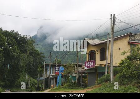 Strada che taglia attraverso un piccolo villaggio alto nelle montagne vicino alla città Nuwara Eliya, Sri Lanka, il 04 settembre 2017. (Foto di Creative Touch Imaging Ltd./NurPhoto) Foto Stock