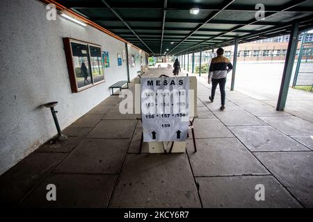 Segnaletica nelle sedi di voto durante il secondo turno delle elezioni presidenziali tra i candidati Gabriel Boric e José Antonio Kast a Osorno, Cile, il 19 dicembre 2021. (Foto di Fernando Lavoz/NurPhoto) Foto Stock