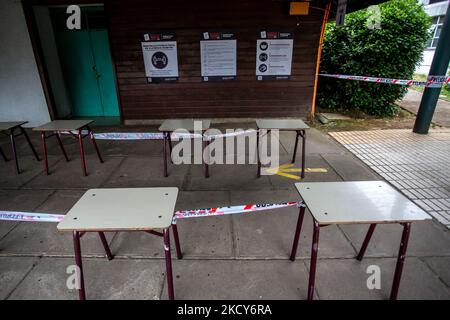 Segnaletica nelle sedi di voto durante il secondo turno delle elezioni presidenziali tra i candidati Gabriel Boric e José Antonio Kast a Osorno, Cile, il 19 dicembre 2021. (Foto di Fernando Lavoz/NurPhoto) Foto Stock