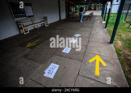 Segnaletica nelle sedi di voto durante il secondo turno delle elezioni presidenziali tra i candidati Gabriel Boric e José Antonio Kast a Osorno, Cile, il 19 dicembre 2021. (Foto di Fernando Lavoz/NurPhoto) Foto Stock