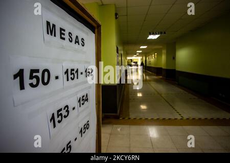 Segnaletica nelle sedi di voto durante il secondo turno delle elezioni presidenziali tra i candidati Gabriel Boric e José Antonio Kast a Osorno, Cile, il 19 dicembre 2021. (Foto di Fernando Lavoz/NurPhoto) Foto Stock