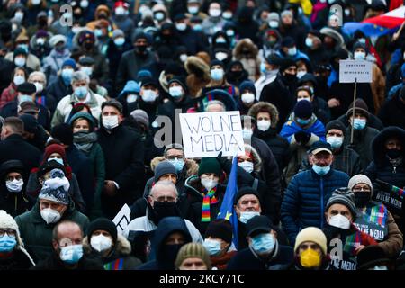 polonia; polacco; wadowice; europa; europeo; protesta; protesta; raduno; manifestazione; manifestazione; manifestazione; media; stampa; libertà; parola; tvn; lex; tvn24; gratuito; logo; banner; tv; televisione; migliaia; persone; folla (Photo by Beata Zawrzel/NurPhoto) Foto Stock