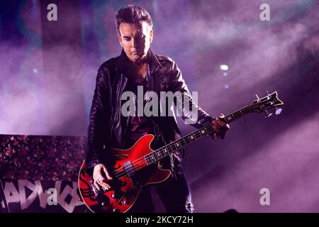 Milano, Italia. 04th Nov 2022. Simon Gallup della rock band inglese The Cure suona dal vivo sul palco al Mediolanum Forum di Milano. (Foto di Mairo Cinquetti/SOPA Images/Sipa USA) Credit: Sipa USA/Alamy Live News Foto Stock