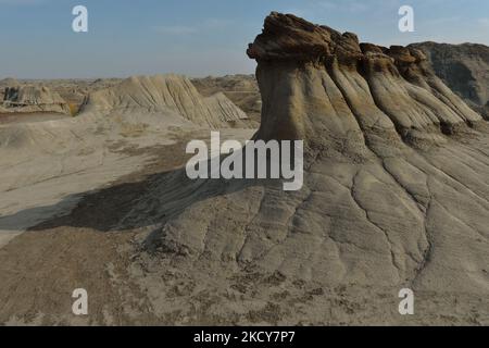 Misteriosi hoodoos "Sleeping Giants" al Dinosaur Provincial Park, un sito patrimonio dell'umanità dell'UNESCO. Giovedì 7 ottobre 2021, a Iddesleigh, vicino a Brooks, Alberta, Canada. (Foto di Artur Widak/NurPhoto) Foto Stock