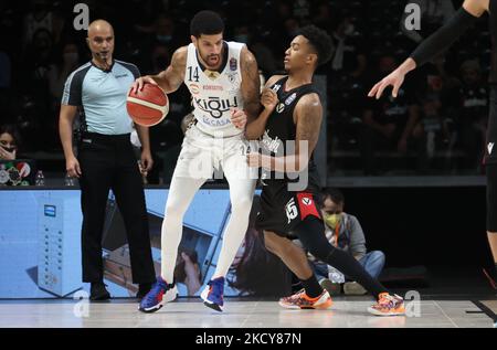 James Feldeine (Fortitudo Kigili Bologna) contrastato da Ty-Shon Alexander (Segafredo Virtus Bologna) durante la serie A1 del campionato italiano di basket LBA Segafredo Virtus Bologna vs. Kigili Fortitudo Bologna all'Arena Segafredo - Bologna, 19 dicembre 2021 (Foto di Michele Nucci/LiveMedia/NurPhoto) Foto Stock