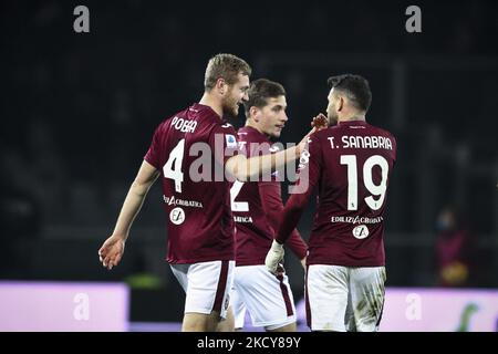 Il centrocampista torinese Tommaso Pobega (4) festeggia con il torinese Antonio Sanabria (19) dopo aver segnato il suo gol per farne 1-0 durante la Serie A Football Match n.18 TORINO - HELLAS VERONA il 19 dicembre 2021 allo Stadio Olimpico Grande Torino di Torino, Piemonte, Italia. Risultato finale: Torino-Hellas Verona 1-0. (Foto di Matteo Bottanelli/NurPhoto) Foto Stock