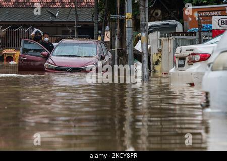 Un'auto è vista in acqua di alluvione causata da forti piogge a Kuala Lumpur, Malesia all'inizio del 19 dicembre 2021. Circa 4.000 persone sono state evacuate dalle loro case in sei stati malesi colpiti dall'alluvione, a seguito di continue e pesanti piogge dal venerdì, ha detto l'Agenzia Nazionale per la gestione delle catastrofi il sabato (18 dicembre). (Foto di Afif Abd Halim/NurPhoto) Foto Stock