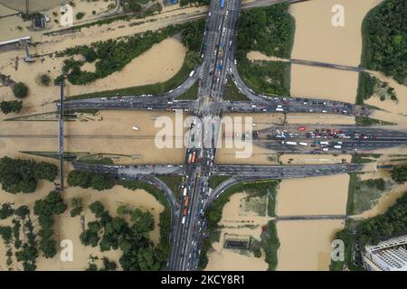 Una vista aerea della Federal Highway da Kuala Lumpur a Klang è stata interrotta a causa delle inondazioni del 19 dicembre 2021. Circa 4.000 persone sono state evacuate dalle loro case in sei stati malesi colpiti dall'alluvione, a seguito di continue e pesanti piogge dal venerdì, ha detto l'Agenzia Nazionale per la gestione delle catastrofi il sabato (18 dicembre). (Foto di Afif Abd Halim/NurPhoto) Foto Stock