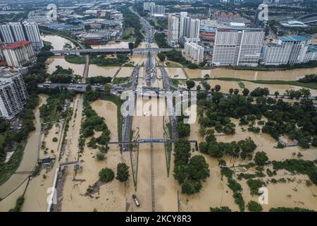 Una vista aerea della Federal Highway da Kuala Lumpur a Klang è stata interrotta a causa delle inondazioni del 19 dicembre 2021. Circa 4.000 persone sono state evacuate dalle loro case in sei stati malesi colpiti dall'alluvione, a seguito di continue e pesanti piogge dal venerdì, ha detto l'Agenzia Nazionale per la gestione delle catastrofi il sabato (18 dicembre). (Foto di Afif Abd Halim/NurPhoto) Foto Stock