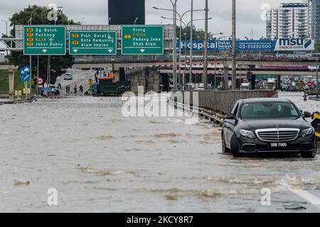 La Federal Highway da Kuala Lumpur a Klang è stata interrotta a causa di inondazioni il 19 dicembre 2021. Circa 4.000 persone sono state evacuate dalle loro case in sei stati malesi colpiti dall'alluvione, a seguito di continue e pesanti piogge dal venerdì, ha detto l'Agenzia Nazionale per la gestione delle catastrofi il sabato (18 dicembre). (Foto di Afif Abd Halim/NurPhoto) Foto Stock