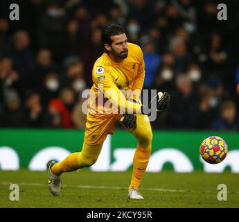 Alisson Becker di Liverpool durante la Premier League tra Tottenham Hotspur e Liverpool allo stadio Tottenham Hotspur , Londra, Inghilterra il 19th dicembre 2021 (Photo by Action Foto Sport/NurPhoto) Foto Stock