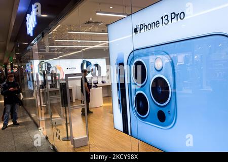 L'annuncio di iPhone 13 Pro è stato visto presso iSpot nel centro commerciale di Cracovia, Polonia, il 20 dicembre 2021. (Foto di Jakub Porzycki/NurPhoto) Foto Stock