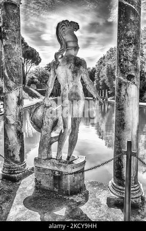 Statua greca di Ares affacciato sulla piscina antico chiamato Canopus, all'interno di Villa Adriana (Villa Adriana), Tivoli, Italia Foto Stock
