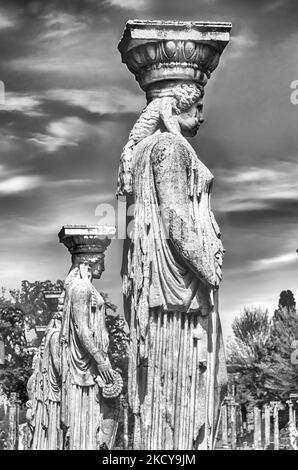 Le statue del Caryatides affacciato sulla piscina antico chiamato Canopo di Villa Adriana (Villa Adriana), Tivoli, Italia Foto Stock