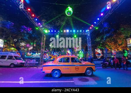 Una strada è Kolkata è visto decorato con luci di Natale in vista della Celebrazione di Natale a Kolkata , India , il 21 dicembre 2021 . (Foto di Debarchan Chatterjee/NurPhoto) Foto Stock