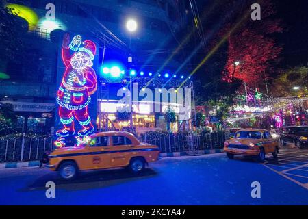 Una strada è Kolkata è visto decorato con luci di Natale in vista della Celebrazione di Natale a Kolkata , India , il 21 dicembre 2021 . (Foto di Debarchan Chatterjee/NurPhoto) Foto Stock