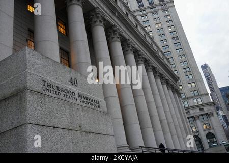 Atmosfera al di fuori del tribunale degli Stati Uniti di Thurgood Marshall a Manhattan, mentre la giuria delibera il 21 dicembre 2021 a New York City. Il 59-year-old Ghislaine Maxwell è accusato di aiutare il finanziere Jeffrey Epstein reclutare e abusi sessuali quattro ragazze minorenni per anni. Se condannato, la socializzazione britannica potrebbe affrontare fino a 80 anni di carcere. (Foto di John Nacion/NurPhoto) Foto Stock