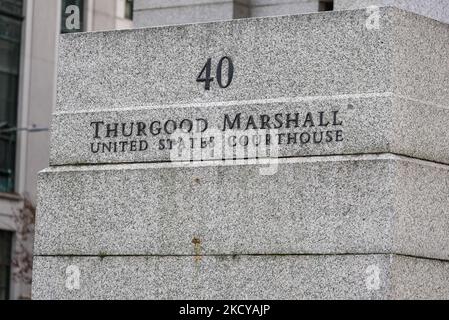 Atmosfera al di fuori del tribunale degli Stati Uniti di Thurgood Marshall a Manhattan, mentre la giuria delibera il 21 dicembre 2021 a New York City. Il 59-year-old Ghislaine Maxwell è accusato di aiutare il finanziere Jeffrey Epstein reclutare e abusi sessuali quattro ragazze minorenni per anni. Se condannato, la socializzazione britannica potrebbe affrontare fino a 80 anni di carcere. (Foto di John Nacion/NurPhoto) Foto Stock