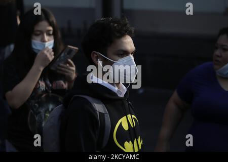 Un giovane indossa una felpa Batman mentre cammina su Eje Central a Città del Messico durante l'emergenza sanitaria COVID-19 e il semaforo verde epidemiologico nella capitale. (Foto di Gerardo Vieyra/NurPhoto) Foto Stock