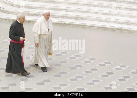 Papa Francesco affiancato da Monsignor Leonardo Sapienza (L) si avvicina ai fedeli al termine della sua udienza generale settimanale nella Sala Paolo VI, in Vaticano, mercoledì 22 dicembre 2021. (Foto di massimo Valicchia/NurPhoto) Foto Stock