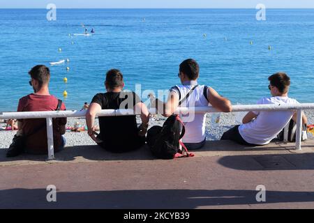 Ci sono quattro giovani sconosciuti che guardano insieme l'orizzonte e le spiagge della città il 18 maggio 2015 a Nizza, Francia. Foto Stock