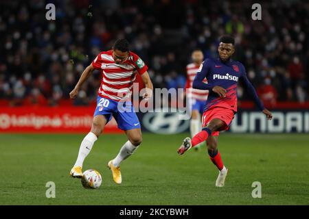 Carlos Bacca, di Granada CF e Lemar, di Atletico de Madrid durante la partita la Liga tra Granada CF e Atletico de Madrid allo stadio Nuevo Los Carmenes il 22 dicembre 2021 a Granada, Spagna. (Foto di Ãlex CÃ¡mara/NurPhoto) Foto Stock