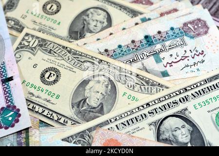 Mucchio di banconote in valuta egiziana e americana da 1, 2 e 20 dollari e banconote in sterline egiziane da 10, 20, 100 e 200 EGP LE, americane ed egiziane Foto Stock