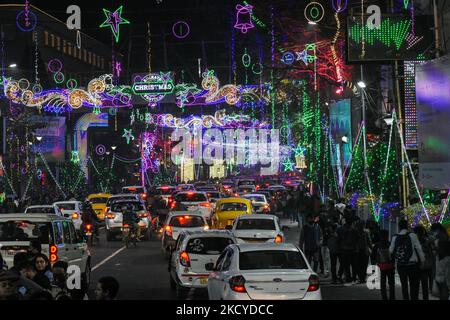 Una strada è vista decorata con luci in vista della celebrazione di Natale a Kolkata , India , il 23 dicembre 2021 . (Foto di Debarchan Chatterjee/NurPhoto) Foto Stock