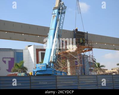 Cairo, Egitto, ottobre 14 2022: Cantiere di nuovo Cairo monorotaia sistema di trasporto aereo che è ancora in costruzione con un pesante mo Foto Stock