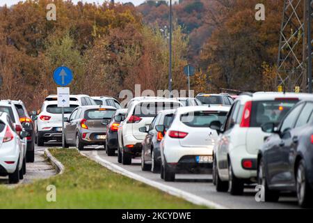 Un aumento del numero di infezioni in Italia e nel Lazio, con il Drive-in per tamponi presi dalla tempesta, anche con le vacanze di Natale in avvicinamento. Il Drive - in ASL di Rieti, con lunghe code dalle ore 8,00 del 24 dicembre 2021. (Foto di Riccardo Fabi/NurPhoto) Foto Stock