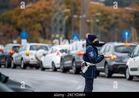 Un aumento del numero di infezioni in Italia e nel Lazio, con il Drive-in per tamponi presi dalla tempesta, anche con le vacanze di Natale in avvicinamento. Il Drive - in ASL di Rieti, con lunghe code dalle ore 8,00 del 24 dicembre 2021. (Foto di Riccardo Fabi/NurPhoto) Foto Stock