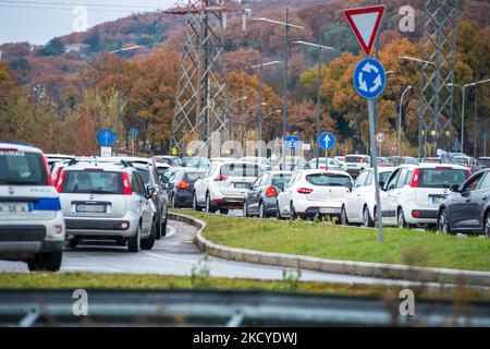 Un aumento del numero di infezioni in Italia e nel Lazio, con il Drive-in per tamponi presi dalla tempesta, anche con le vacanze di Natale in avvicinamento. Il Drive - in ASL di Rieti, con lunghe code dalle ore 8,00 del 24 dicembre 2021. (Foto di Riccardo Fabi/NurPhoto) Foto Stock