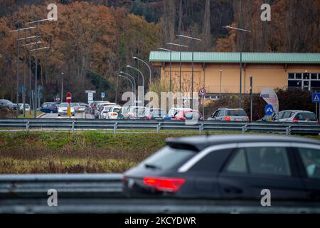 Un aumento del numero di infezioni in Italia e nel Lazio, con il Drive-in per tamponi presi dalla tempesta, anche con le vacanze di Natale in avvicinamento. Il Drive - in ASL di Rieti, con lunghe code dalle ore 8,00 del 24 dicembre 2021. (Foto di Riccardo Fabi/NurPhoto) Foto Stock